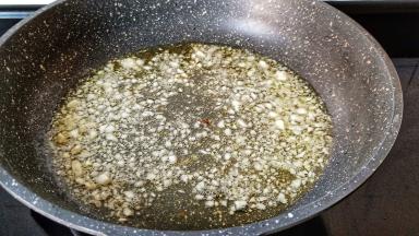 热锅凉油爆炒蒜末。