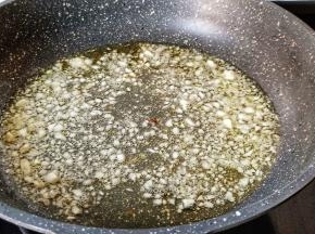 热锅凉油爆炒蒜末。