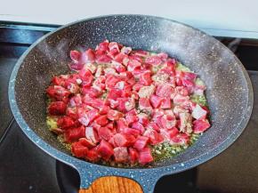 加入牛肉粒不断翻炒。