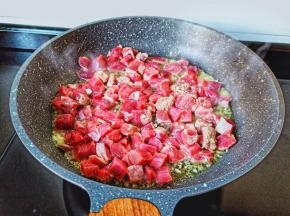 加入牛肉粒不断翻炒。