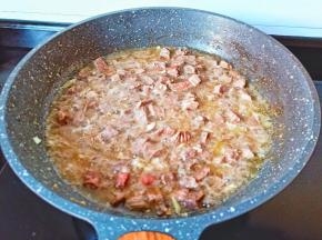 翻炒到牛肉变色。