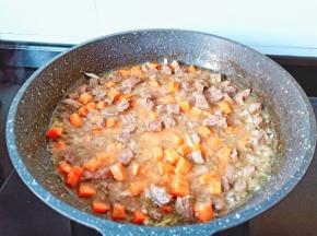 加入胡萝卜，加一点生抽不断炒至。