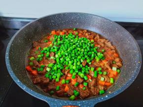 待胡萝卜9成熟加蒜苗，加一点盐调味。