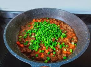 待胡萝卜9成熟加蒜苗，加一点盐调味。