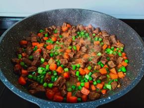 待蒜苗熟了就可以成盘。