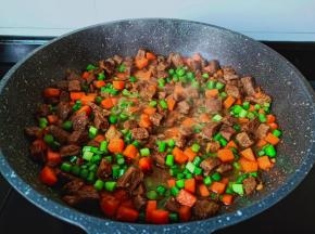 待蒜苗熟了就可以成盘。