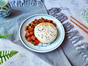 米饭凹一个造型，浇上肉丁与汤汁。