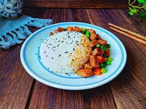 小子一会会就干完一盆盖浇饭。