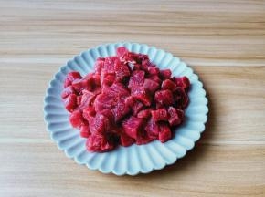 最近牛肉可是猛涨，牛肉切小丁。