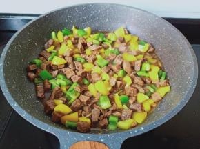 加点盐与鸡精调味，翻炒到双椒熟就好。