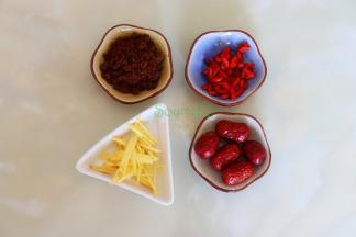 生姜洗净切丝、红枣、枸杞分别洗净。其中红枣可以洗净去核。