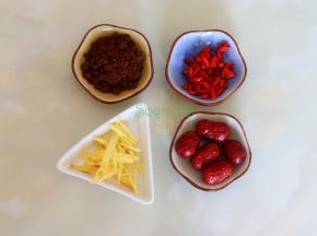 生姜洗净切丝、红枣、枸杞分别洗净。其中红枣可以洗净去核。