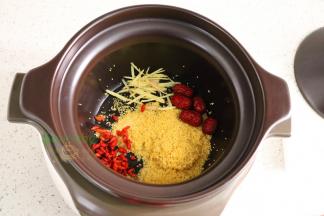 洗净的小米、枸杞、红枣、生姜放入店砂锅，倒入适量的水；