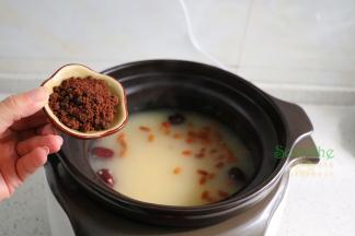 粥煮2小时之后，剩余30分钟的时候，加入红糖，搅拌均匀。