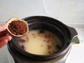 粥煮2小时之后，剩余30分钟的时候，加入红糖，搅拌均匀。