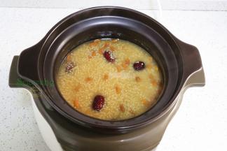 合上盖子继续熬煮，煮好之后开盖搅拌就可以吃了。