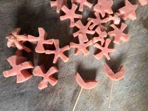 火腿肠切两个小丫丫，用牙签穿上，再切些小雪花的形状