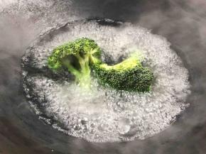 放入开水锅中煮熟，捞出沥水备用