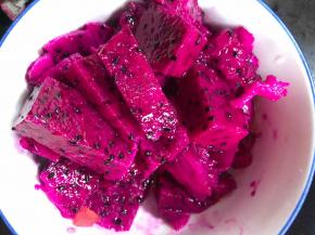 用自己喜欢的水果，洗净去皮后切成小块