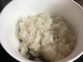 把米饭倒入其中一份中，拌匀