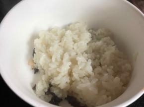把米饭倒入其中一份中，拌匀