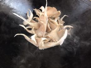 放入蘑菇翻炒至变软