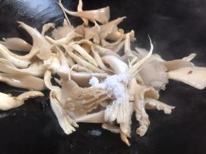 加盐炒匀至入味