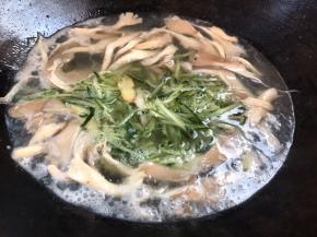 加入姜片和黄瓜