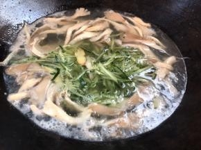 加入姜片和黄瓜