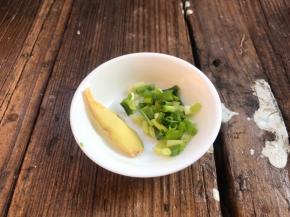 备好姜片和葱花