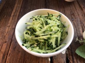 黄瓜洗净后切成细丝