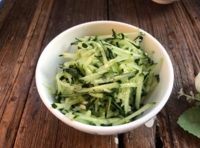 黄瓜洗净后切成细丝