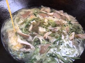 关小火，延边淋入蛋液