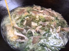 关小火，延边淋入蛋液