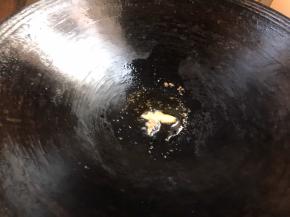 起锅放入猪油，烧至融化