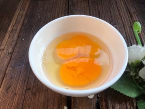 鸡蛋打入碗中，加入料酒划散