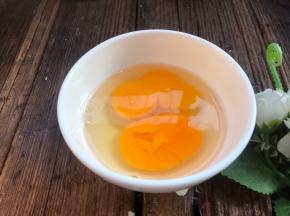 鸡蛋打入碗中，加入料酒划散