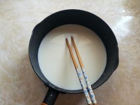 牛奶倒入小奶锅里，加入30克的玉米淀粉，搅拌到融化