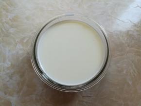 牛奶和白砂糖倒进无油的深碗里，隔热水搅拌到白砂糖融化