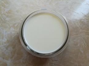 牛奶和白砂糖倒进无油的深碗里，隔热水搅拌到白砂糖融化