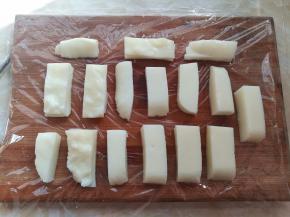 牛奶糕凝固后，取出切成手指大小的方块。喜欢长条形的可以切长一些