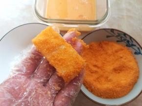 鸡蛋打散备用，牛奶糕上先粘一些玉米淀粉，再裹上一层鸡蛋液，最后粘上黄色的面包糠