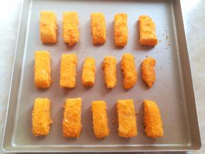 牛奶糕全部做好以后，放到不沾的烤盘里