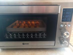 放进中层，上下火180度烤5分钟，没有烤箱的，那还是用油炸吧，换个小一点的锅会比较省油