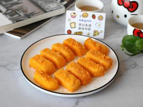 烤好的牛奶糕取出来趁热吃，口感最好