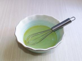 首先制作油皮:  将纯净水，细砂糖，食用油放入碗中，用手动打蛋器打至均匀。