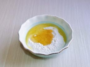 现在开始做油酥，面粉中加入食用油搅拌均匀。