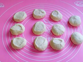 醒好的油皮搓成长条，再切出11等份。