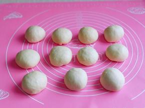 依次做完的酥饼面团，盖上保鲜膜，避免风干。