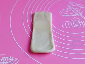 再次用擀面杖擀长舌状。